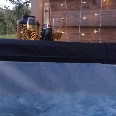 Luxury tent Caravane Seventies Avec Jacuzzi Lapalisse